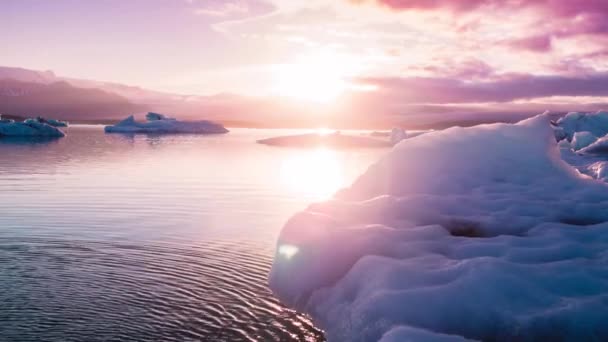Buzdağı Parçalarının Üzerindeki Hava Uçuşu İzlanda 'da Eriyor Mor Gün Batımı Küresel Isınma İlham Verici — Stok video