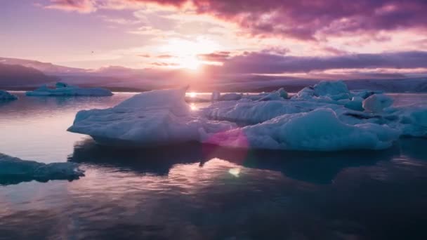 Légi repülés gleccserek felett részecskék lebegnek a Glacial Lake Purple Sunset Északi-sark Epikus Szépség — Stock videók
