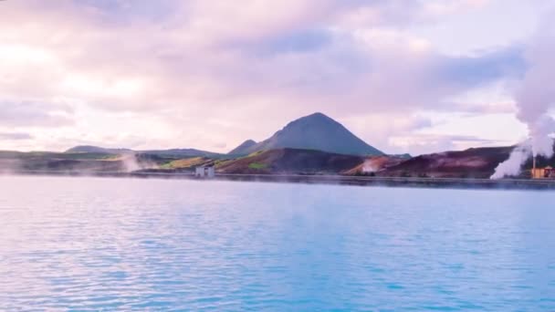 Voo aéreo sobre fontes termais islandesas lago Sream bonito em falésias natureza majestosa nórdica natureza beleza épica — Vídeo de Stock