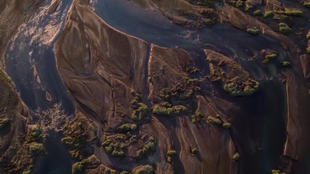 Majestueuze luchtvlucht over het IJslandse bergland Vulkanische landtextuur Spirituele reis Epische schaal Natuur Extreme reizen — Stockvideo