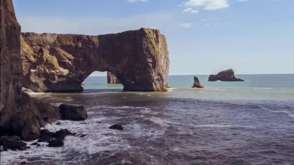 Voo aéreo sobre formações rochosas Shore Islândia Ondas esmagando Majestosa Natureza Espiritualidade — Vídeo de Stock