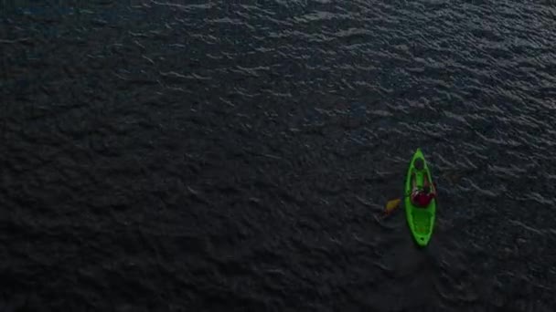 Lot lotniczy nad samotnym człowiekiem Wiosłując kajak nad pięknym jeziorem Ekologia wakacje Trudność Izolacja Concept — Wideo stockowe
