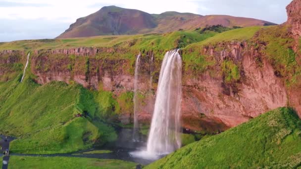 Epische Drohne schoss um berühmten Wasserfall in Island Wasser fließt durch hohe Klippen Inspiration Epische Skala Natursehenswürdigkeiten — Stockvideo