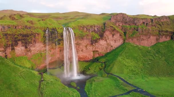 Majestueuze luchtvlucht over prachtige waterval verpletterende water Spray Myst Spiritualiteit Verbazingwekkende natuur Bezienswaardigheid Extreem Toerisme — Stockvideo