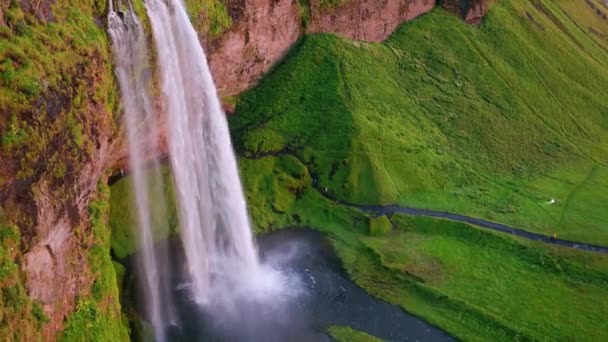 高崖を流れるアイスランドの強力な滝の上に壮大な空中飛行壮大なスケールの素晴らしい自然の光景壮大な冒険 — ストック動画