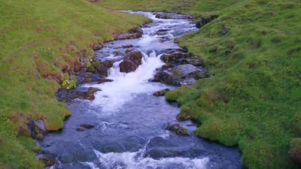 アイスランドの川を渡る雄大な空中飛行滝水を粉砕スプレー神秘的な大規模な驚くべき自然の光景を見る — ストック動画