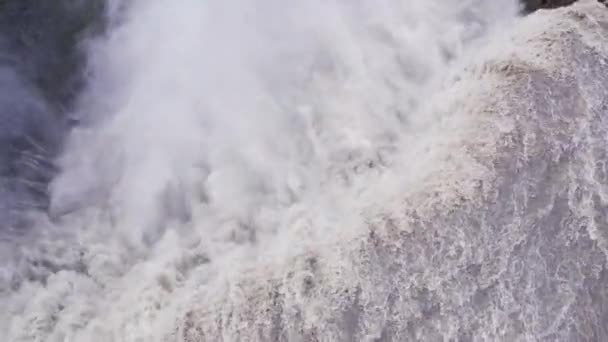 Epic Drone Shot over Powerful Waterfall In Iceland Water Rushing Down Tall Cliff Μεγάλης Κλίμακας Επική Κλίμακα Φύση Ταξίδια Περιπέτεια — Αρχείο Βίντεο