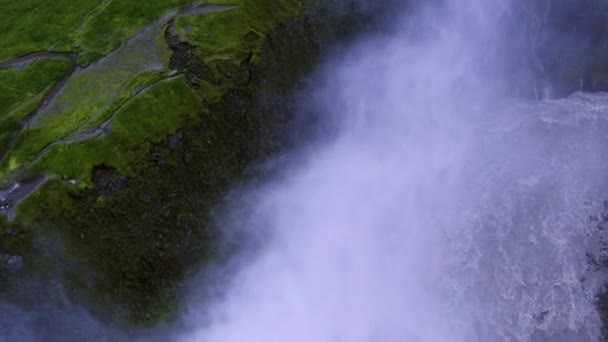 Epic Drone Πυροβολήθηκε γύρω από το βουνό καταρράκτη Ισχυρή δύναμη νερού συντριβή κάτω μεγάλης κλίμακας Epic Scale Φύση Ταξίδια Περιπέτεια — Αρχείο Βίντεο