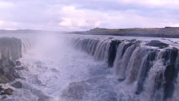Episk antenn flyg över isländska floden Vattenfall Vatten Rushing Down Tall Cliff Creation Kraftfull natur resor — Stockvideo