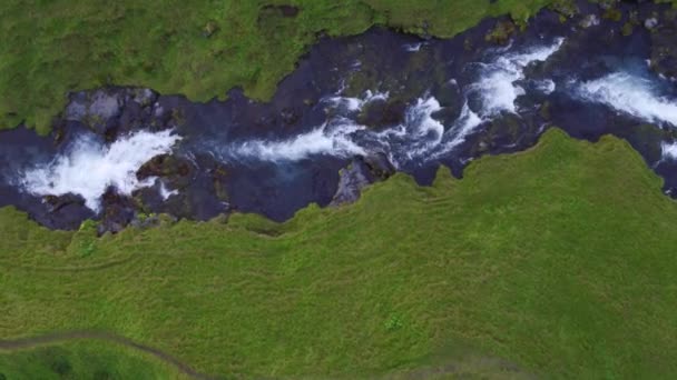 Luft über Fluss rauscht durch nordisches Gebirgsfeld Junge Erde Umwelt Urlaub Atemberaubender Ausblick — Stockvideo