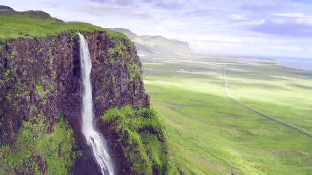 Epico volo aereo intorno potente cascata in Islanda Potente forza acqua schiacciamento giù ispirazione Potente vista della natura — Video Stock