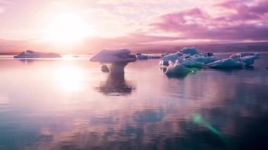 İzlanda Gölü Mor Günbatımı Küresel Isınma Keşfi 'nde Buzul Parçaları Gölünün Üzerinde Hava Aracı Uçuşu
