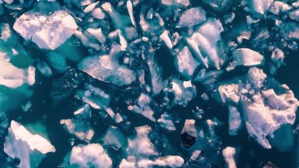 Épique survol aérien sur des morceaux de glacier lagune en iceland belle éruption de coucher de soleil crise climatique aventure épique — Video