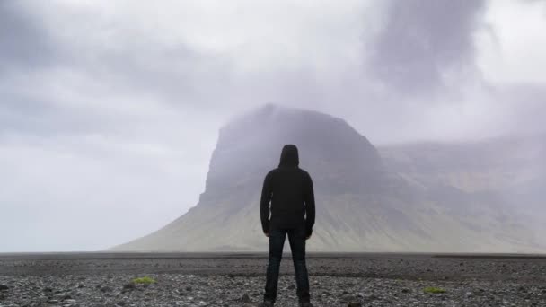 Epische Flucht aus der Luft Mann, der vor der nordischen Berglandschaft steht Majestic Scale Facing Problems Konzept Einsamkeit Seclussion Depression — Stockvideo