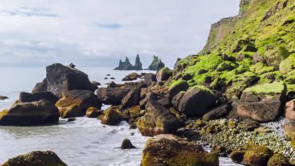 Vuelo aéreo de aviones no tripulados sobre la costa rocosa islandesa del norte Ver naturaleza Belleza Naturaleza nórdica Inspiración — Vídeos de Stock