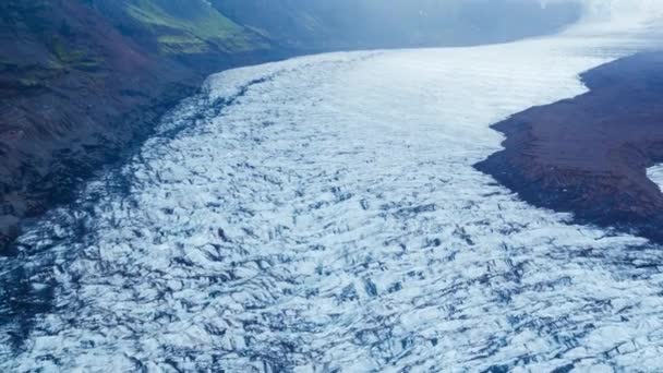 Voo aéreo sobre derretimento geleira na Islândia roxo pôr do sol global aquecimento inspiração — Vídeo de Stock