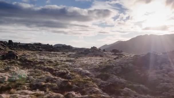 Letecký let nad vulkanickými Lávovými útvary Island Krajina Krásný západ slunce Mraky Mladá Země Prostředí Inspirace — Stock video