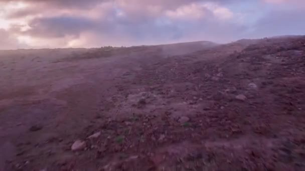 Flyover aéreo sobre a Islândia vulcânica Paisagem a vapor Aumentando a hora de ouro Cores do pôr do sol Conceito de criação da Terra Beleza ecológica da natureza — Vídeo de Stock