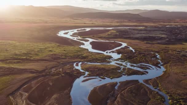 Majestuoso vuelo aéreo a través de la épica Islandia Paisaje Río Golden Hour Sunset Colores Paisaje escandinavo Naturaleza increíble — Vídeo de stock