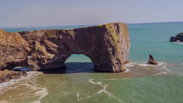 Flyover aéreo épico sobre islandês Ondas de costa rochosa esmagando majestosas falésias natureza viagens de aventura — Vídeo de Stock