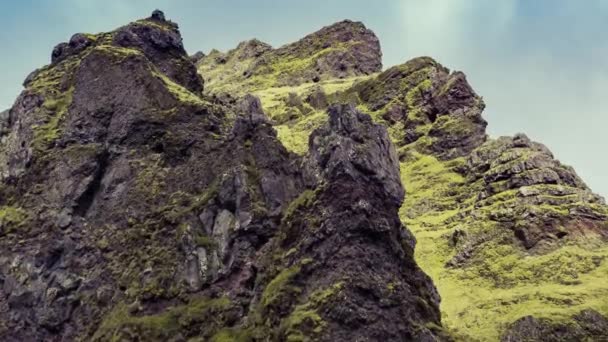 Episk drönare sköt över majestätiska isländska bergsklippor Extrem hög höjd Inspiration Fantastisk natur Sevärdhet Extrem semester — Stockvideo
