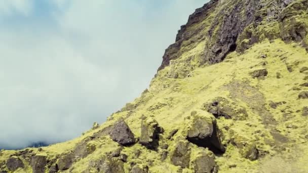 Epic Aerial Flight Through Rock Formations In Iceland Green Grass And Snow Spring Creation Epic Scale Nature Extreme Vacation — Vídeo de stock