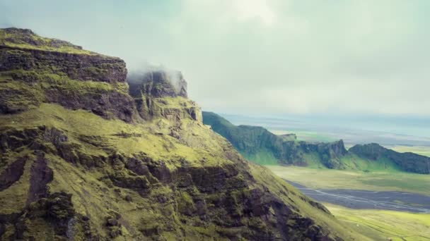 Majestuoso vuelo aéreo a través de formaciones rocosas en Islandia Gran vista poderosa Inspiración Increíble vista de la naturaleza — Vídeo de stock