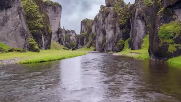 Vuelo aéreo a través de la épica Islandia Fjadrargljufur Canyon Vacaciones Creación de la Tierra Concepto Naturaleza Impresionante Vista — Vídeo de stock