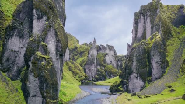 Aerial Through Epic Islândia Fjadrargljufur Canyon Escala Épica Ambiente Ártico Destino de Viagem Incrível Majestade da Natureza — Vídeo de Stock