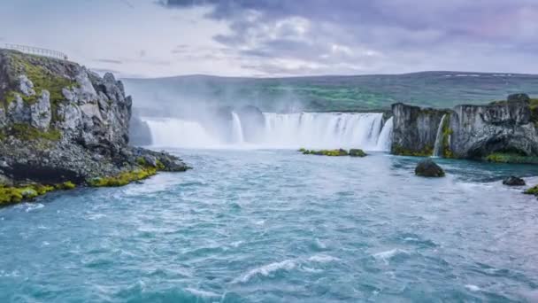 XEpicki Drone strzał nad islandzką rzeką Wodospady kruszenie wody Spray Myst Duchowość Potężny widok natury — Wideo stockowe