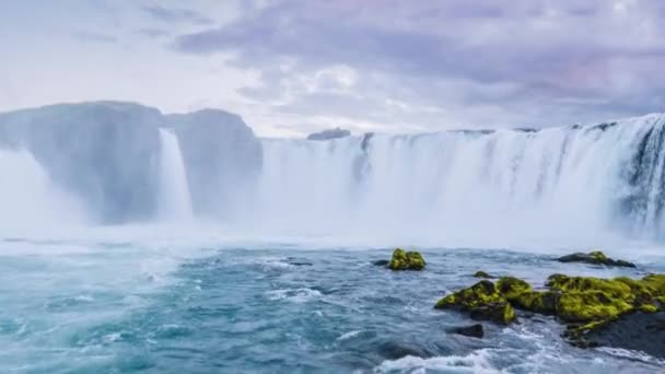 Drone épico atirado sobre as cachoeiras do rio islandês Água que flui através de altas falésias Majestade Reverência Natureza Turismo extremo — Vídeo de Stock