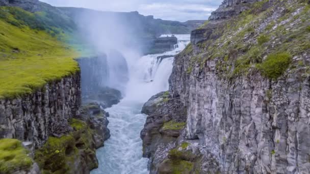 Voo aéreo épico em torno da cachoeira da montanha esmagando água spray Myst Inspiração Majestade Reverência Natureza Férias extremas — Vídeo de Stock