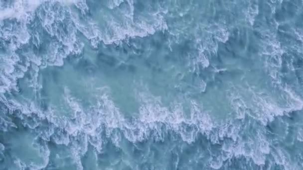 Drone épico disparado em torno da água da cachoeira da montanha correndo para baixo penhasco alto Grande escala Poderosa Natureza Viagem Aventura — Vídeo de Stock
