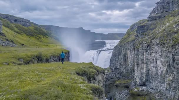 Drone epico girato intorno alla famosa cascata in Islanda Acqua che precipita giù dalla scogliera Creazione Scala epica Natura Turismo Estremo — Video Stock