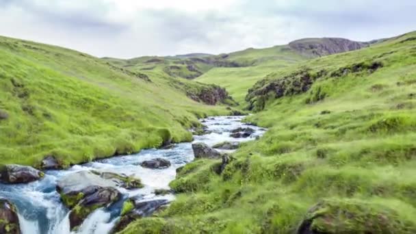 Luchtfoto 's vliegen door prachtige IJslandse bergstroom Rivierlandschap Geologie Wildlife Travel Paradise Inspiratie — Stockvideo