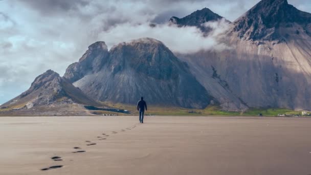 Majestoso voo aéreo Admirável jovem caminhando para a bela Islândia Montanhas formações Sunrise Sunset cores enfrentando desafios Bravery Success Concept — Vídeo de Stock