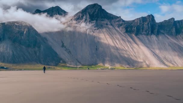 Uçan Adam Güzel İzlanda Jeoloji Formasyonlarına Yürüyor Güzel Günbatımı Bulutları Genç Dünya Çevre Özgürlüğü Nefes Kesen Görüş — Stok video