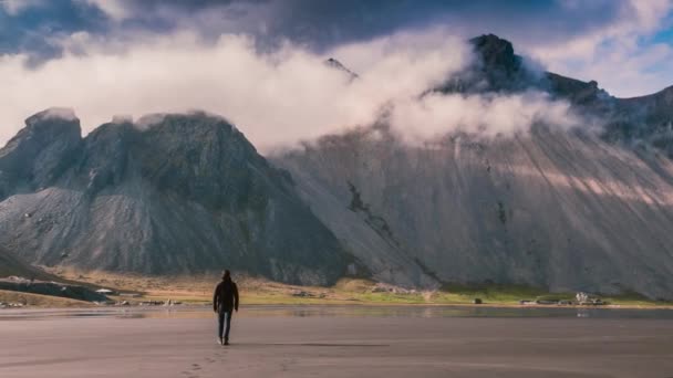 Aerial Flyover over Lonely Man figura Séta hatalmas skandináv hegyi táj Gyönyörű felhők sarkvidéki környezet Őfelsége természet szembenézni félelmek koncepció — Stock videók