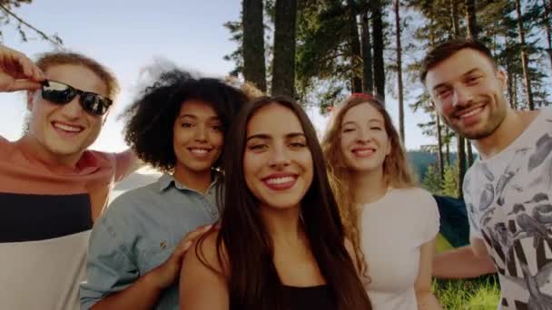 Różnorodna grupa młodych mężczyzn i kobiet trzymać smartfona i zrobić selfie uśmiech i pozować natura młodzieży i technologii romantyczny wyjazd koncepcja slow motion shot na czerwonym epic w 8k. — Wideo stockowe