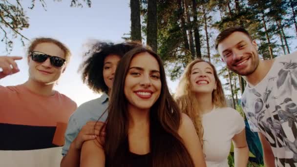 Różnorodna grupa atrakcyjnych młodych ludzi robi sobie selfie na wycieczce obozowej uśmiech i pozować wędrówki w przyrodzie smartphone koncept rekreacji slow motion shot on red epic w 8k. — Wideo stockowe