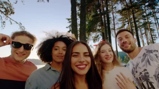 Szczęśliwa młoda grupa przyjaciół zrobić selfie w lesie nad jeziorem uśmiech i pozować wakacje w technologii przyrody podróży koncepcji strony slow motion shot na czerwonym epic w 8k. — Wideo stockowe