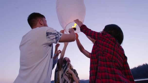 Atrakcyjna wielorasowa grupa młodych przyjaciół wokół latarni o zmierzchu nad jeziorem Szczęście w naturze Koncepcja Powolny ruch Strzał na czerwonym epickim W 8k — Wideo stockowe