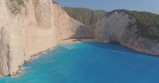Drohnenschuss aus der Luft über Tropenparadies Navagio Beach Touristenattraktion Exotisches Sommerferienkonzept mit Linsenschlag — Stockvideo