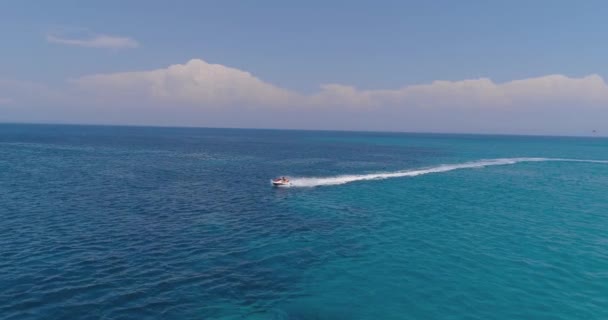 Vuelo aéreo sobre el hombre a caballo Jet Ski en las famosas vacaciones Paradise Island Seascape Vacaciones Playa Deportes Turismo Deporte Atracción Paradise Adventure Concept Shot On Phantom 4 Pro — Vídeos de Stock