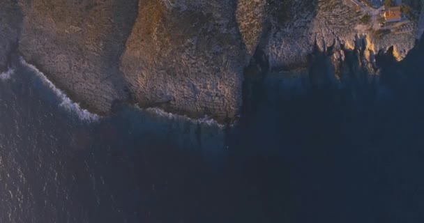 Вид с высоты птичьего полета на скалистый тропический океан Остров знаменитого отдыха Райский остров Морской отдых Отдых Поездка на отдых Концепция сохранения экологии — стоковое видео
