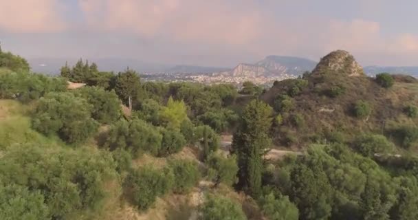 Aerial Drone Shot Pasando por el Campo en la Isla Tropical del Océano Zakynthos Zante Atracción Turística Vacaciones Concepto de Turismo al Atardecer Día de Verano — Vídeo de stock