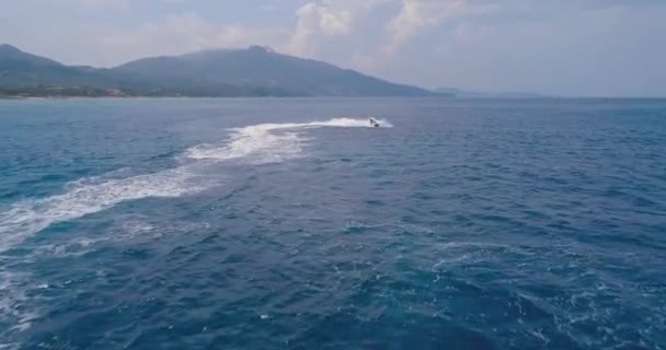 Vista aérea sobre o homem aventureiro montando um jato na praia de água azul-turquesa na famosa ilha de Zante Férias Praia Aventura Esportivo Exótico Verão Getaway Concept Shot On Phantom 4 Pro — Vídeo de Stock