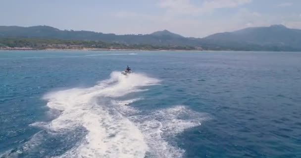 Aerial Drone Shot przechodzi nad człowiekiem Jazda na skuterze wodnym w Tropical Paradise Na egzotycznej greckiej wyspie Szybka akcja Ekstremalne Sport Lato Podróże Atrakcja turystyczna Przygodowe Pojęcie Gorące lato Dzień — Wideo stockowe