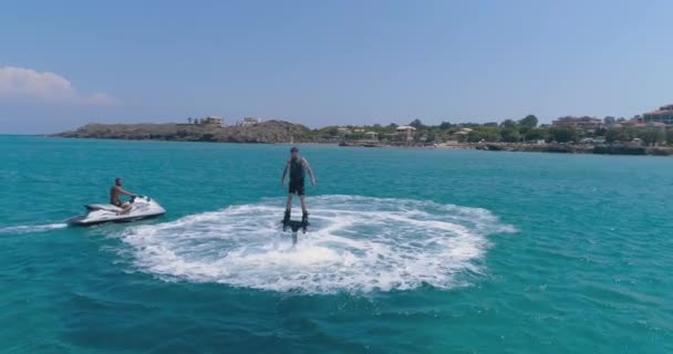 Letecký Quadcopter View Over Young Man Riding A Jet Ski Flyboard In Ocean Clear Blue Water Extreme Sports Vacation Trip Adventure Exotic Summer Getaway Concept Hot Summer Day — Stock video