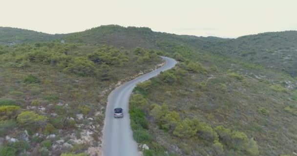 Εναέρια πτήση πάνω από Rocky Car Driving για Countryside Road διακοπές Τουρισμού Concept για συννεφιά καλοκαιρινή μέρα — Αρχείο Βίντεο